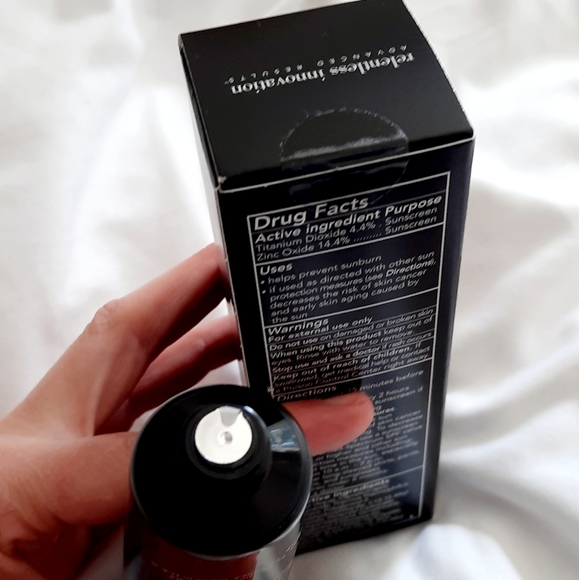 TWO Revision Skincare® Intellishade TruPhysical SPF 45 new sealed - Picture 2 of 4